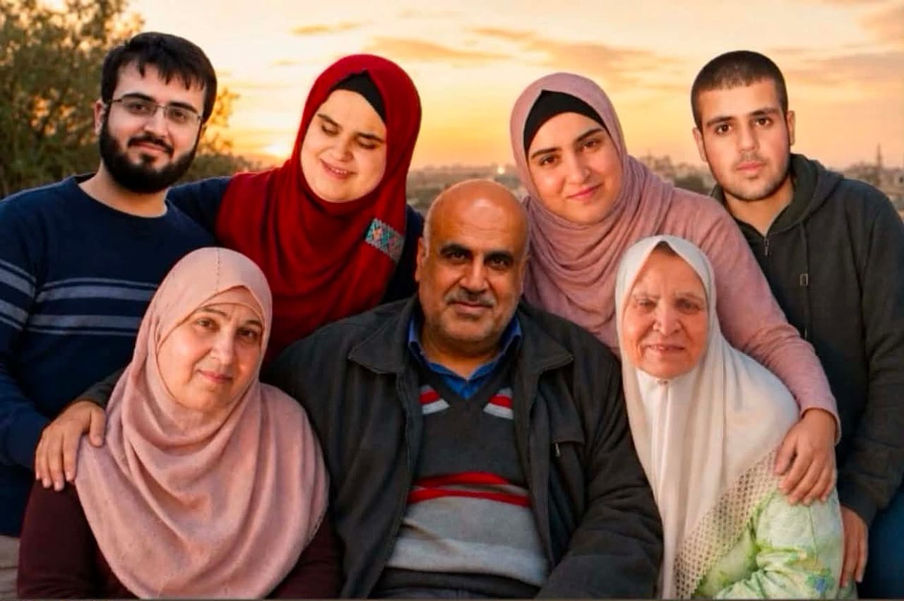 صورة العائلة: عمّي وزوجته، وجدّتي، ومحمد وعبد الرحمن، وأسماء وشيماء